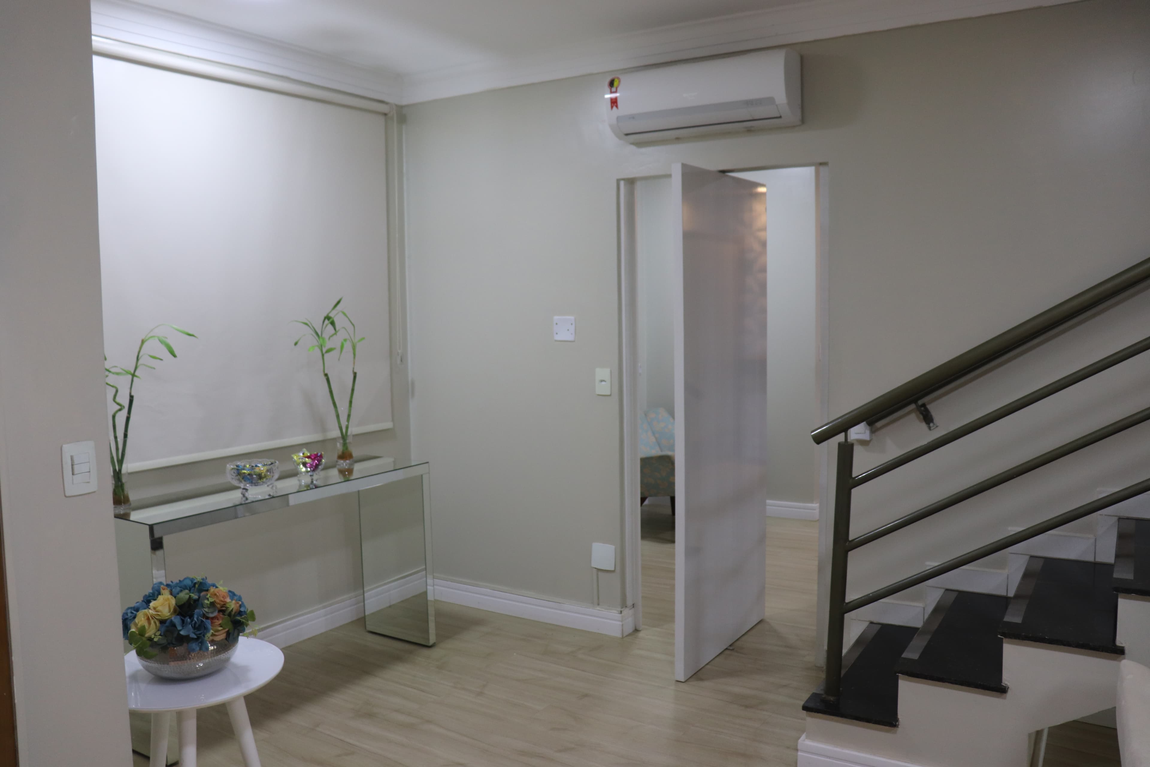 Corredor climatizado e privativo da Casa de Massagem Goiânia